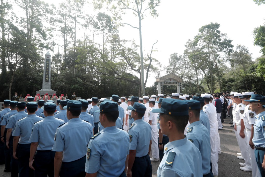 解放軍駐港部隊到烏蛟騰烈士紀念園，瞻仰抗日英烈紀念碑。政府新聞處