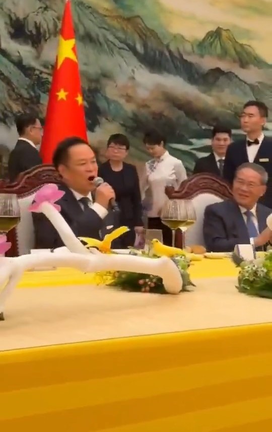 泰國總理阿努廷訪問中國,參加李強歡迎午宴期間高唱鄧麗君名曲《甜蜜蜜》。微博@吉星吉星吉星 泰國總理阿努廷訪問中國,參加李強歡迎午宴期間高唱鄧麗君名曲《甜蜜蜜》。微博@吉星吉星吉星