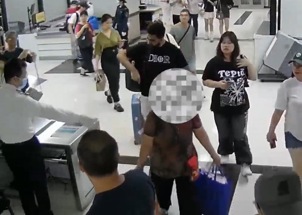 即使關員示意接受檢查,婦人仍充耳不聞。海關發布 即使關員示意接受檢查,婦人仍充耳不聞。海關發布