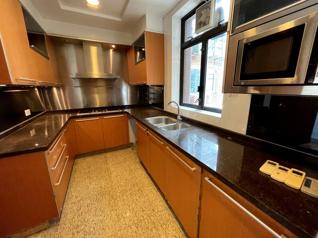 廚房空間闊落,可容納多人同時在內備餐。