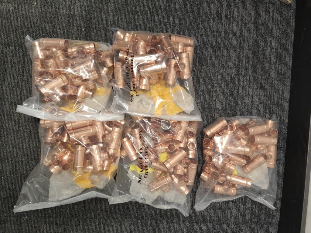 警方檢獲15捆銅電線及101個銅喉，總值約3000元。警方提供