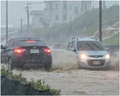 台灣當地豪雨,萬里往三芝路上因淹水阻塞。