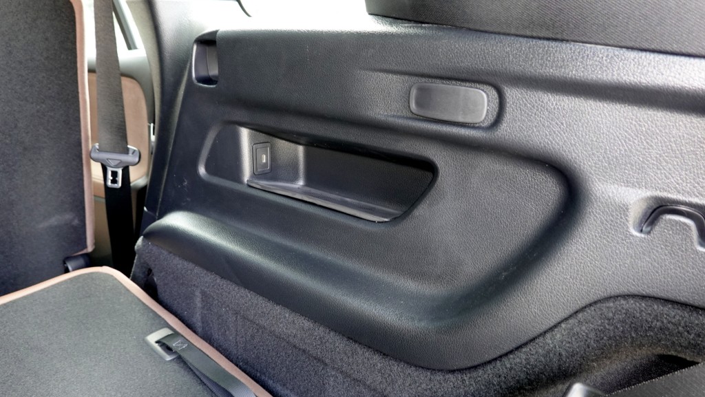 平治改良新版GLB250 4Matic七座位SUV，後排兩旁門壁設有Type C插口。