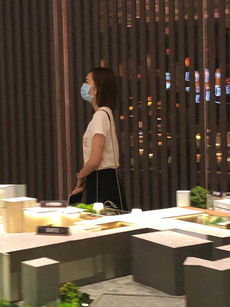 港姐馮盈盈現身SEA TO SKY售樓處
