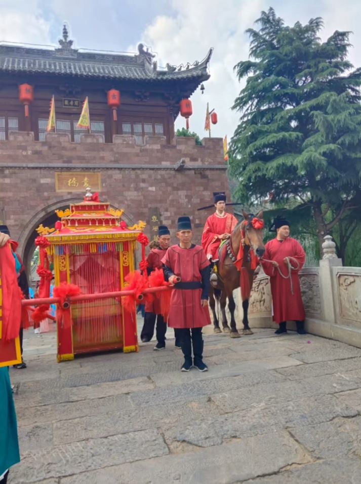 中式仿古婚禮微電影興起，催生許多臨演工作機會。抖音＠B    大金店飛龍舞獅花轎儀仗隊