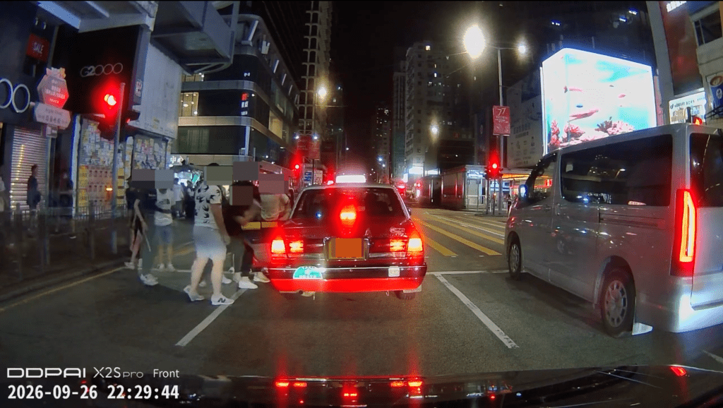 多名大漢打開的士車門。Facebook 車cam L(香港群組) 影片截圖 多名大漢打開的士車門。Facebook 車cam L(香港群組) 影片截圖