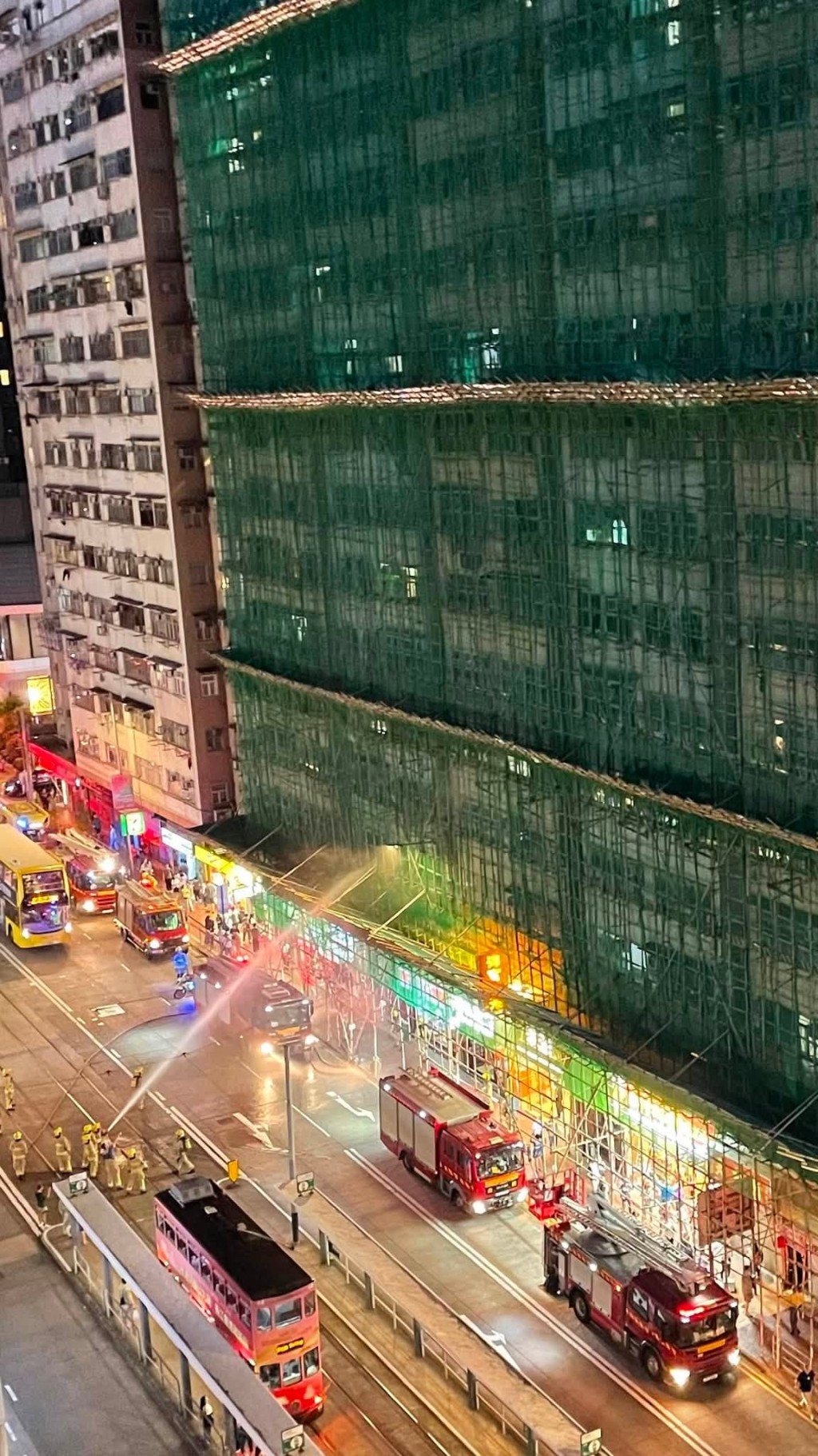 消防架起雲梯射水,大約1小時後將火救熄。網上圖片 消防架起雲梯射水,大約1小時後將火救熄。網上圖片