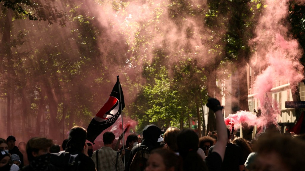 左翼反法西斯活動人士在煙霧彈的籠罩下參加巴黎五一勞動節集會。 法新社 