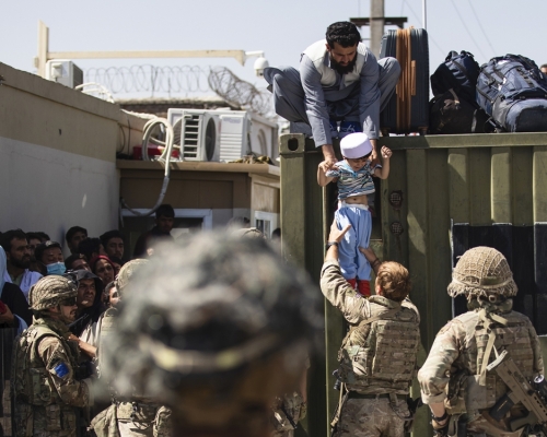 法、英将趁机提出草案，希望在喀布尔设置一个由联合国掌控的安全区，以让人道行动持续运作。AP