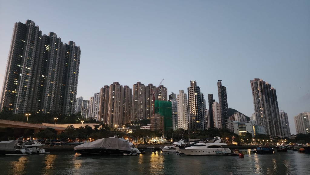 本港地區今日大致多雲。日間部分時間有陽光，最高氣溫約23度。黎志偉攝