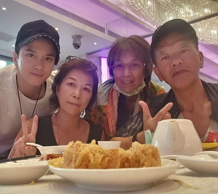 张彦博分享与继父的合照。