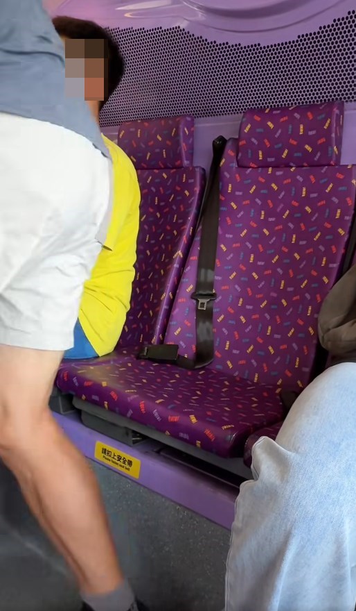 不過說畢後,熱褲大叔卻自己抱著黑色 背包離開座位,向車廂前方行去,而短 片亦就此完結。fb「車cam L(香港群組)」截圖 不過說畢後,熱褲大叔卻自己抱著黑色 背包離開座位,向車廂前方行去,而短 片亦就此完結。fb「車cam L(香港群組)」截圖