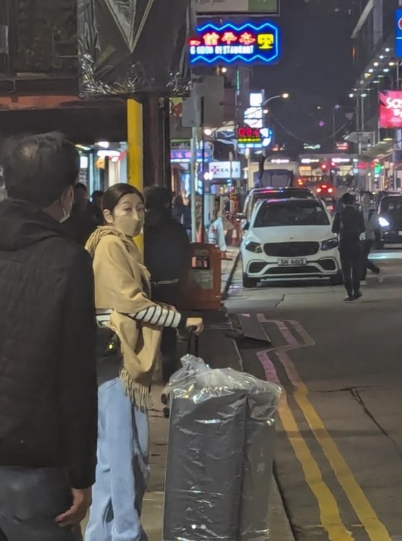 有网民于小红书上载两张于街头拍到陈自瑶的照片，有网民竟猜测陈自瑶离家出走？