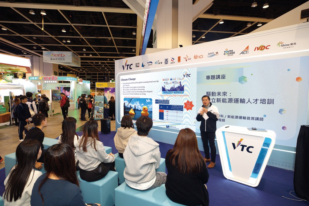 除了教學外,Kenny更會透過不同講座及活動,向公眾及業界分享他累積多年的實戰經驗與觀察,轉化為培育新能源專才的動力。 除了教學外,Kenny更會透過不同講座及活動,向公眾及業界分享他累積多年的實戰經驗與觀察,轉化為培育新能源專才的動力。