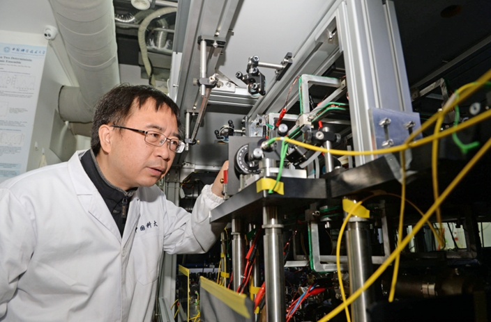 潘建偉在量子實驗室。（新華社）