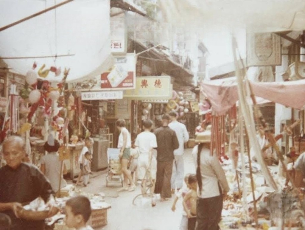 大新街是長洲最早發展的街道,人流昌盛,六七十年代有長洲彌敦道之俗稱。(網上圖片@fb長洲憶舊) 大新街是長洲最早發展的街道,人流昌盛,六七十年代有長洲彌敦道之俗稱。(網上圖片@fb長洲憶舊)