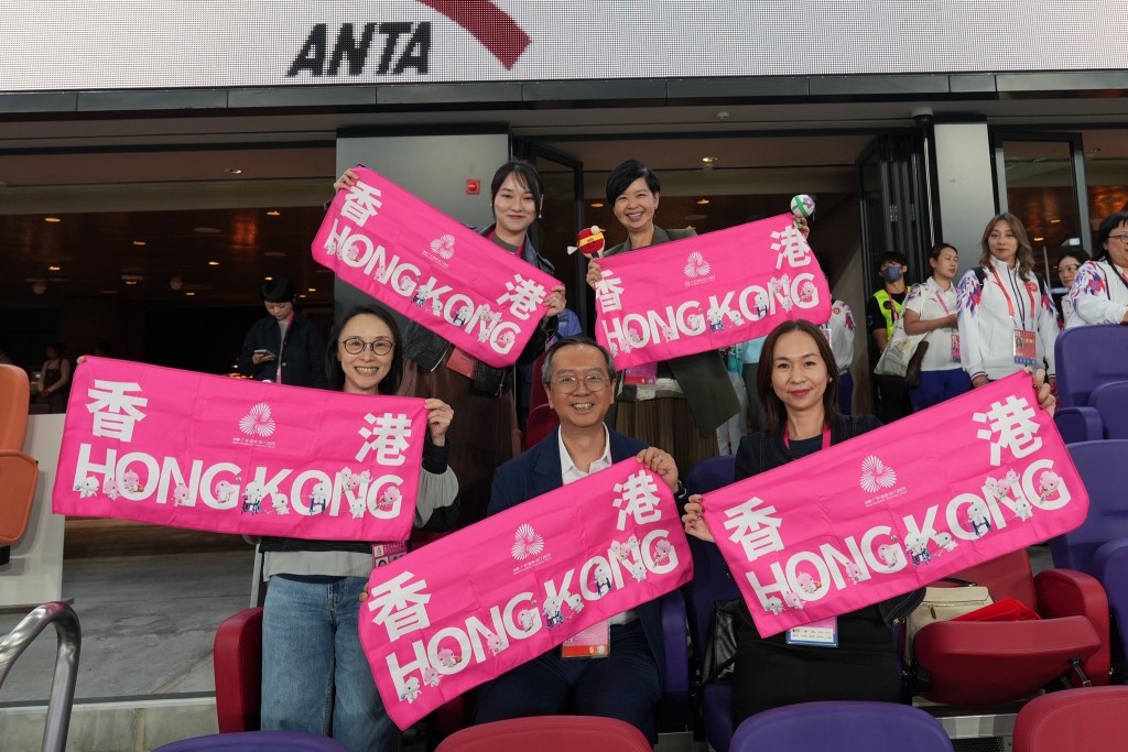 何永賢到啟德體育園觀賽，與同僚一起見證全運會七人制橄欖球項目男子組冠亞軍賽。何永賢fb