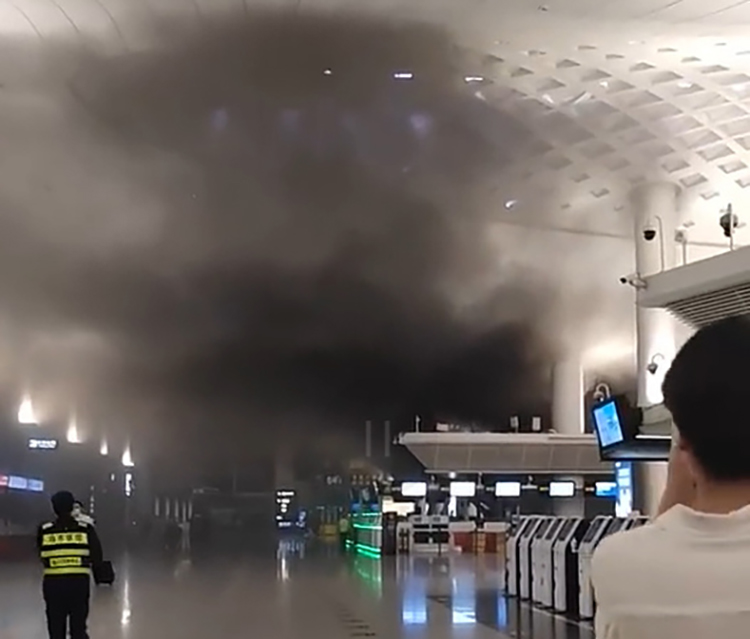 浙江杭州蕭山國際機場的客運大樓4月16日深夜冒出濃煙。 網圖
