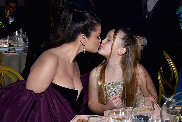 Selena帶同母異父妹妹Gracie出席金球獎。
