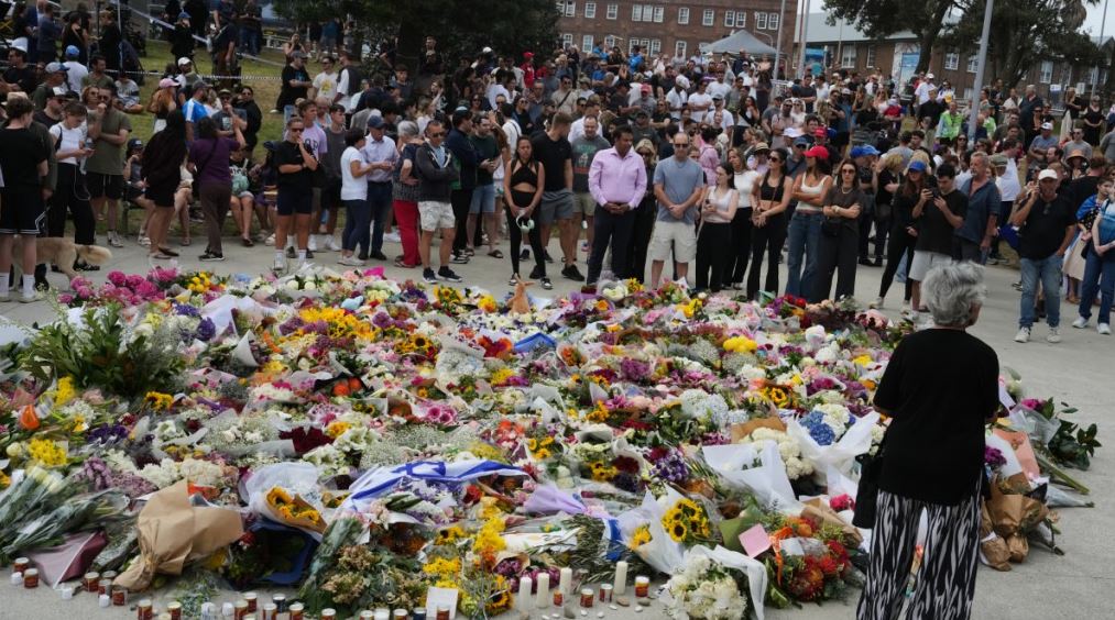 民眾前往邦迪海灘悼念。美聯社