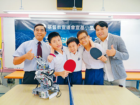 基督教宣道會宣基小學在「第十九屆中國青少年機器人比賽暨2019世界青少年機器人邀請賽」中，取得兩個獎項，由左至右為校長鄭堅民、已升中的范知衡、李懿軒、陳澤恩及鄭家明老師。