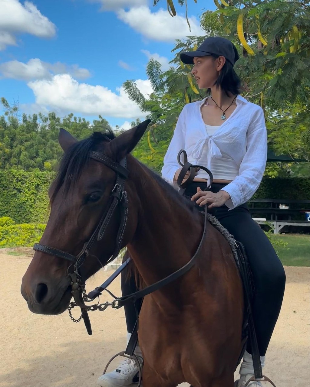 王丹妮熱愛運動，騎馬也懂。