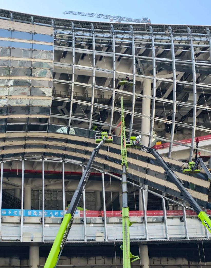 網民在小紅書分享新皇崗口岸大樓，已經在安裝玻璃幕牆。小紅書@豆豆愛抹茶