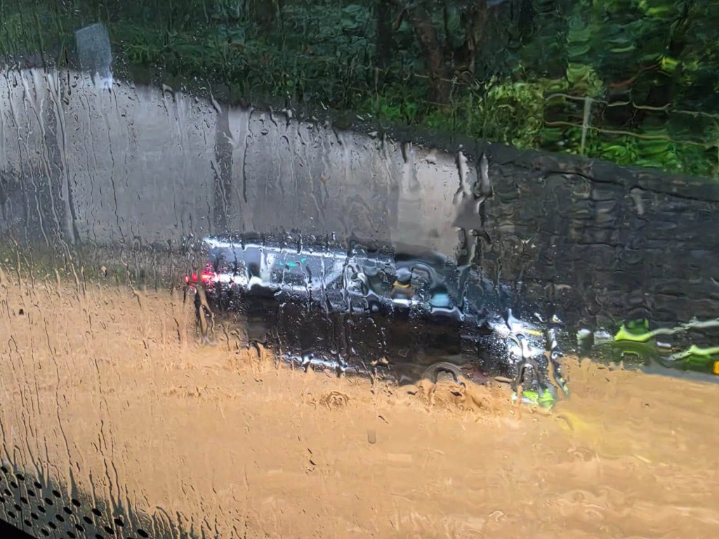 太和路水浸變「黃河」，車輛涉水而行。fb上水人大聯盟圖片
