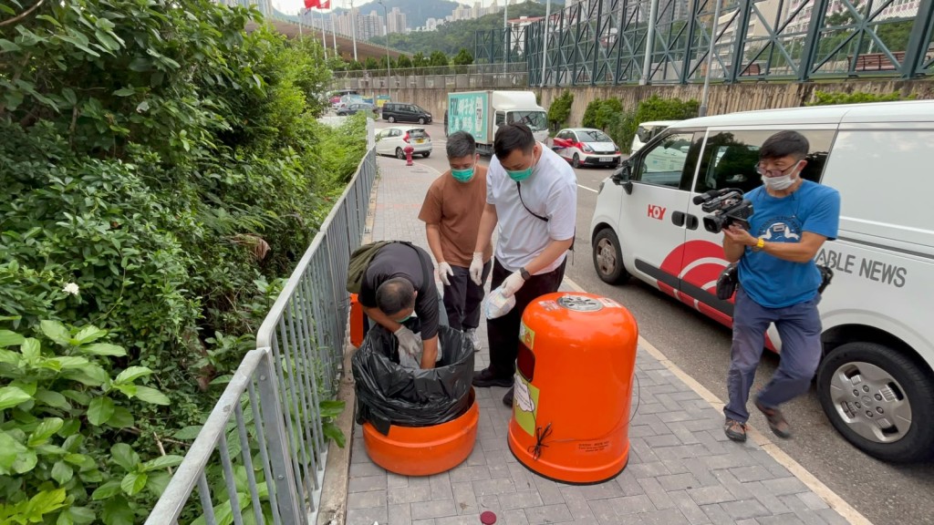警員翻查附近垃圾桶蒐證。 警員翻查附近垃圾桶蒐證。