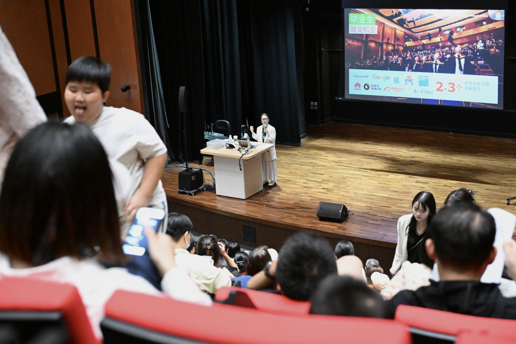 不少內地家長及學生今日特意前往港大，更有家長帶同就讀小五的子女來港大感受氣氛。鍾健華攝