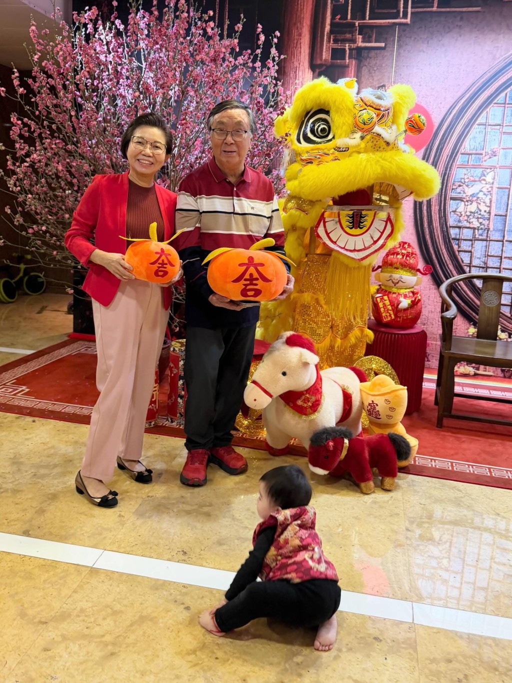 麥明詩的父母與孫仔,三代同堂。 麥明詩的父母與孫仔,三代同堂。