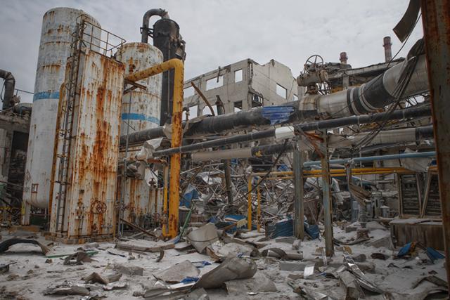 工厂内爆炸核心区，损毁的工业设施。网图