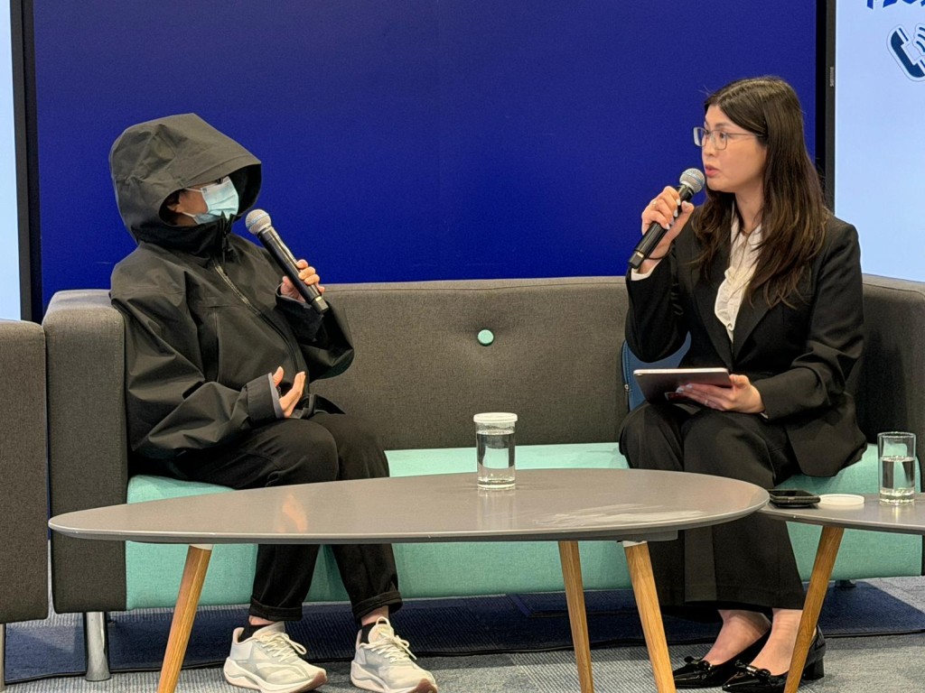 投资骗案受害人Ａ女士(左)讲述受骗经过。　曾志恒摄