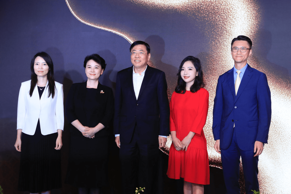 上海市黃浦區委書記杲雲(中)、區委副書記、區長徐惠麗(左二)、副區長沈丹娜(左一)、新世界發展執行董事兼行政總裁黃少媚(右二)、新世界中國營運總裁陳耀豪(右一)及眾多文化商業領袖共同出席K11 ELYSEA命名發布儀式。 上海市黃浦區委書記杲雲(中)、區委副書記、區長徐惠麗(左二)、副區長沈丹娜(左一)、新世界發展執行董事兼行政總裁黃少媚(右二)、新世界中國營運總裁陳耀豪(右一)及眾多文化商業領袖共同出席K11 ELYSEA命名發布儀式。