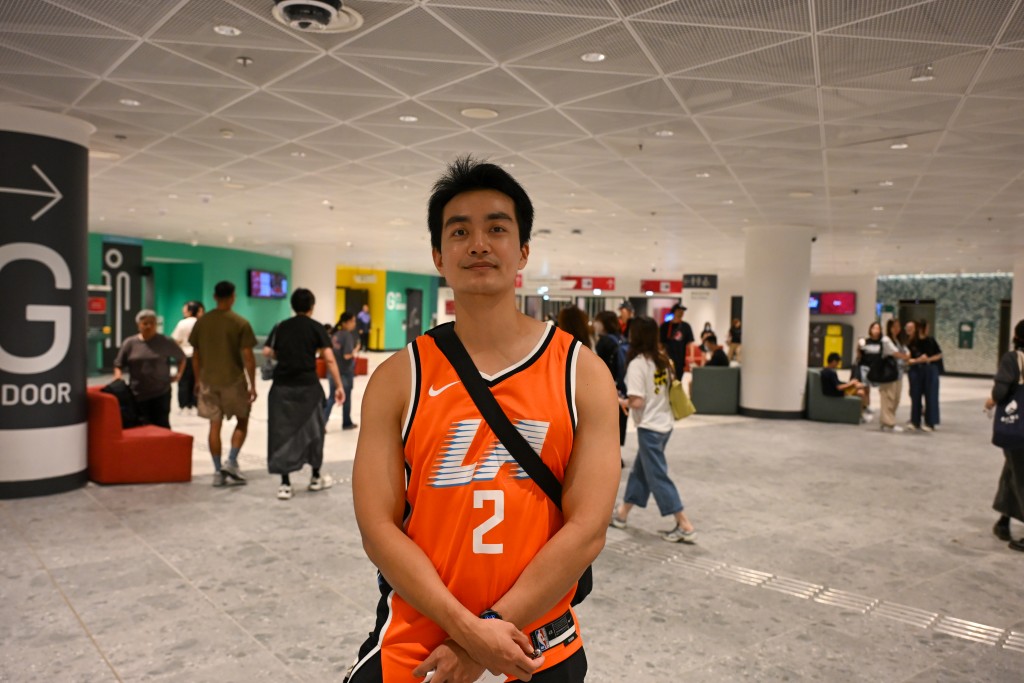 本地支持李安納超過10年的球迷陳先生表示可以親眼看到李安納都算圓夢。攝影:魏國謙 本地支持李安納超過10年的球迷陳先生表示可以親眼看到李安納都算圓夢。攝影:魏國謙