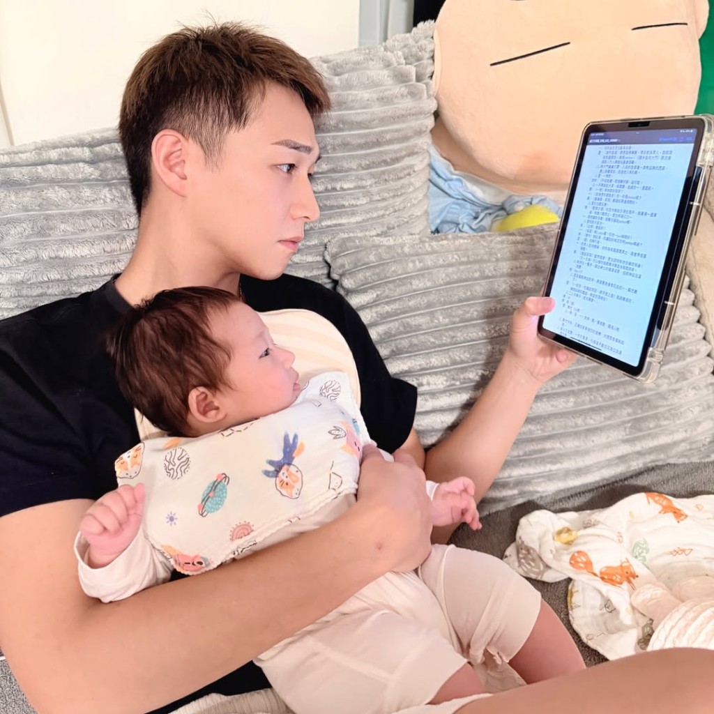 容天佑抱著B女「澄澄」,父女檔一齊睇劇本。 容天佑抱著B女「澄澄」,父女檔一齊睇劇本。