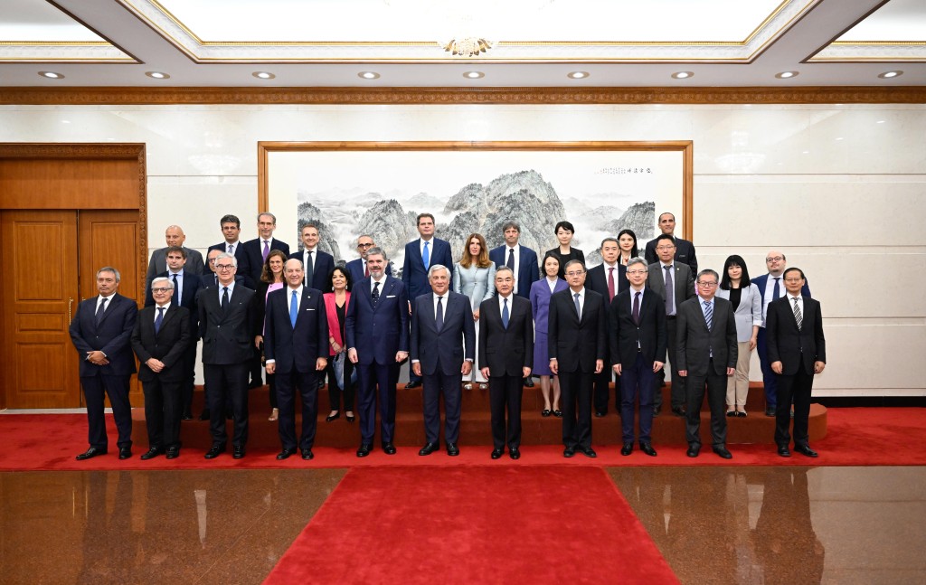9月4日，中意舉行政府委員會第11次聯席會議，王毅與意大利副總理兼外長塔亞尼共同出席。新華社