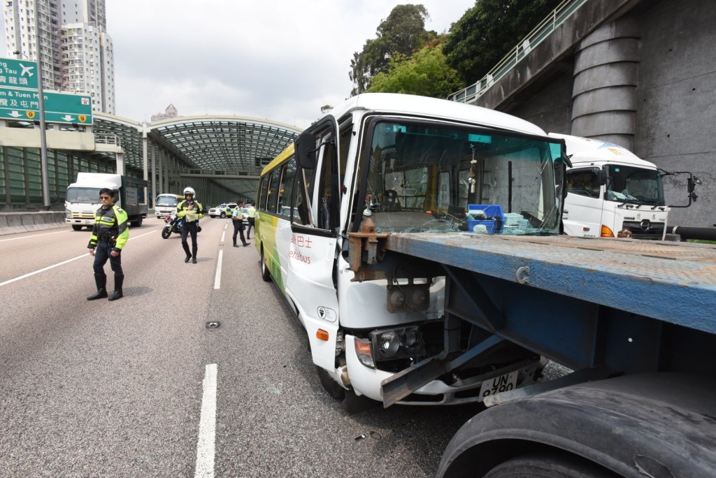 復康小巴車頭損毀嚴重。