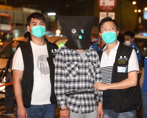 其中一名被告由警員押回警署。資料圖片
