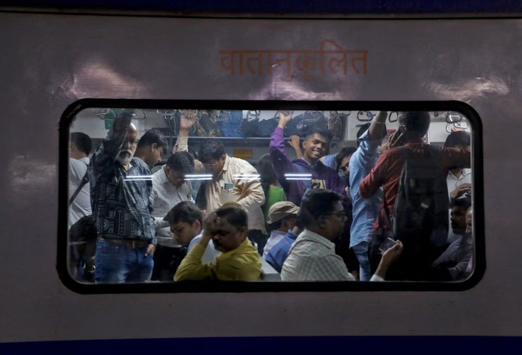 孟買一個擠滿人的列車車箱。 路透社