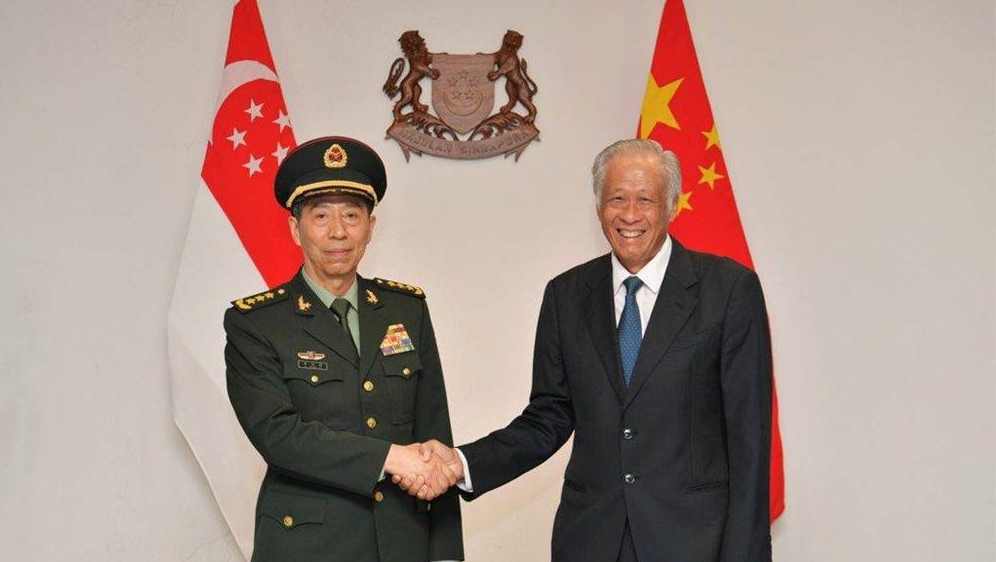 李尚福(左)和新加坡防长黄永宏日前会晤。 