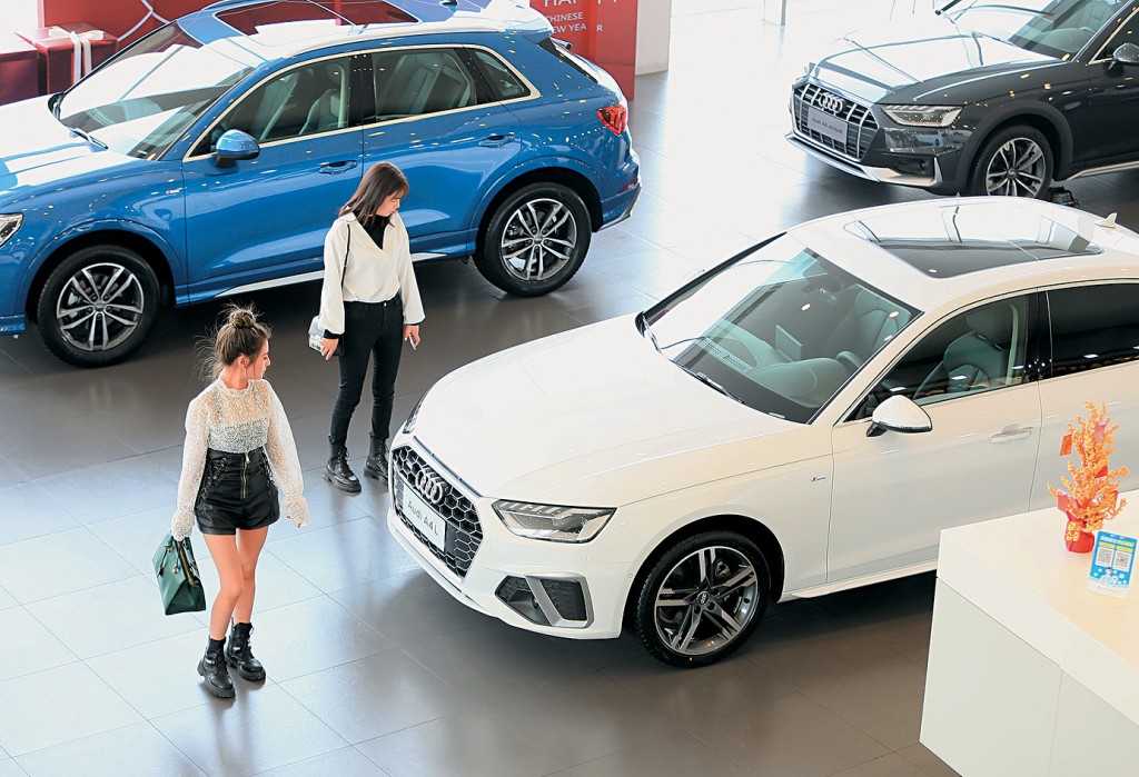 内地4S店受新能源车冲击，经营日益困难。网图