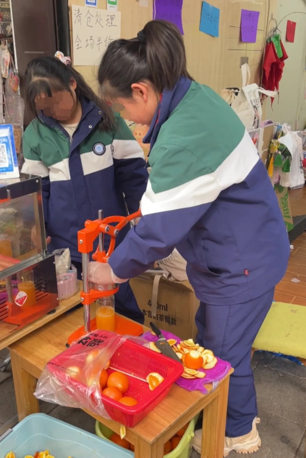 江西12岁女童租文具店创业，大小事都亲力亲为。