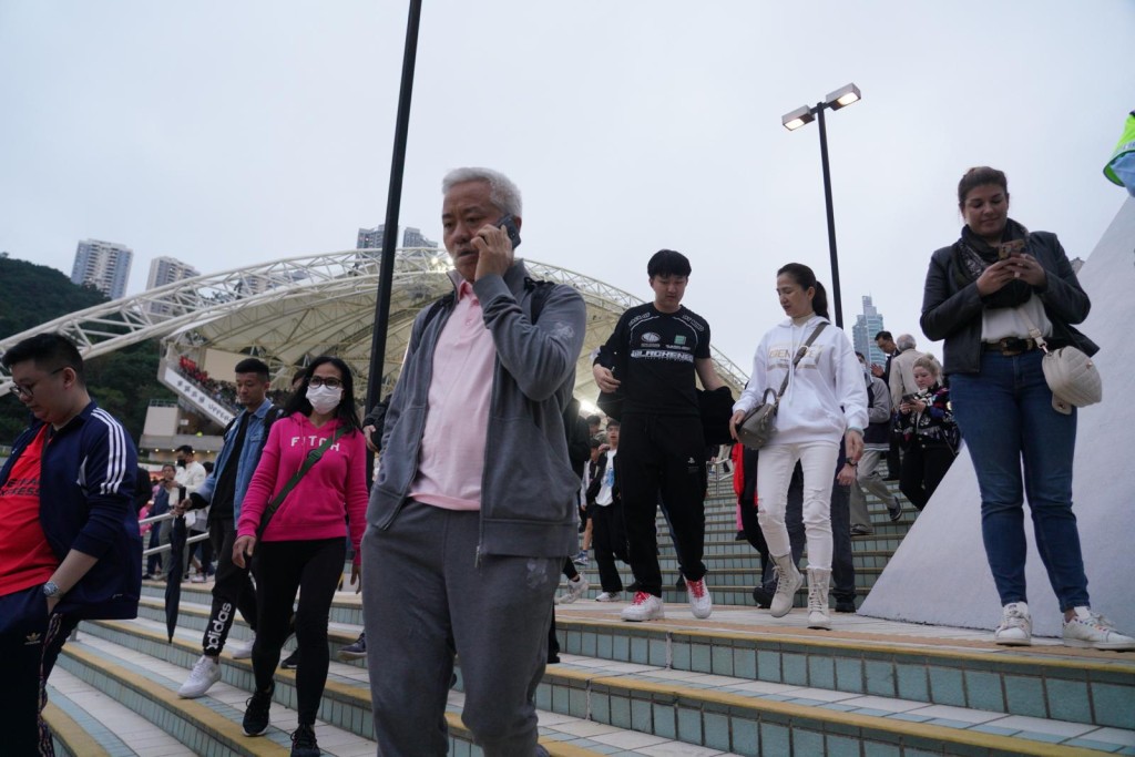 大批球迷提前離場。陳極彰攝