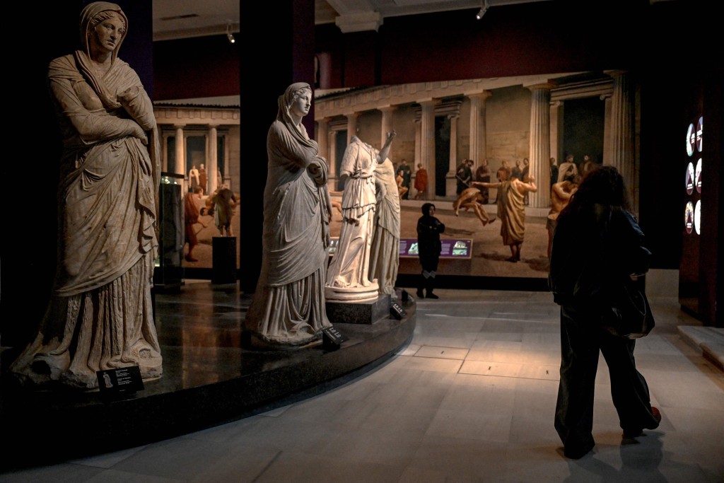 漏水事件導致部分展廳暫時關閉。法新社