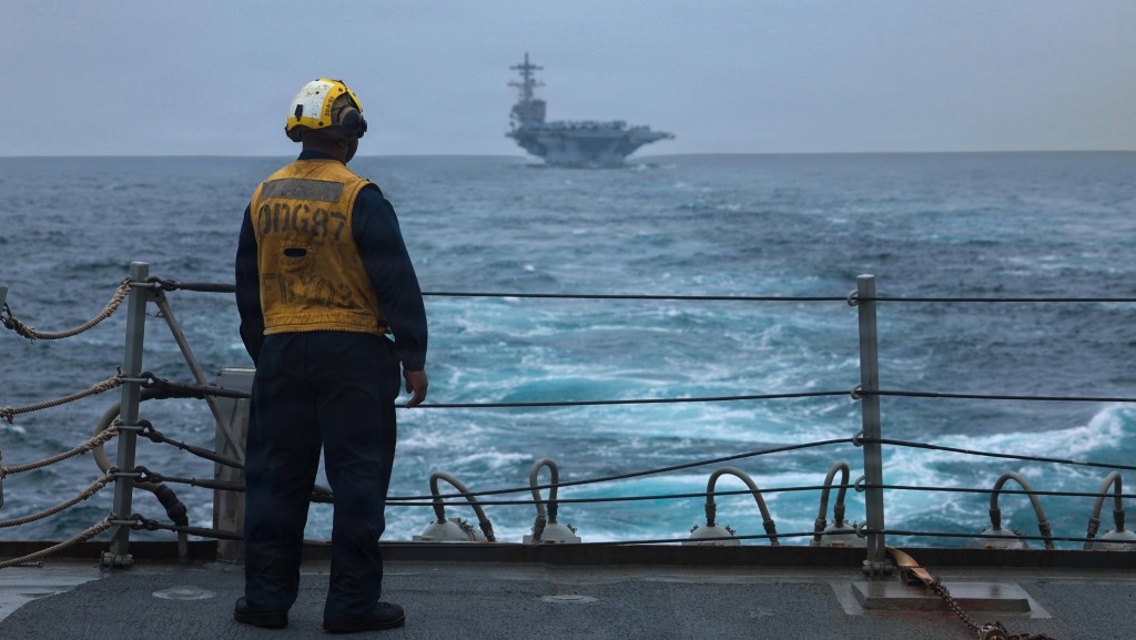 一名美國水兵於2026年9月4日站在伯克級飛彈驅逐艦「梅森號」的飛行甲板上。法新社