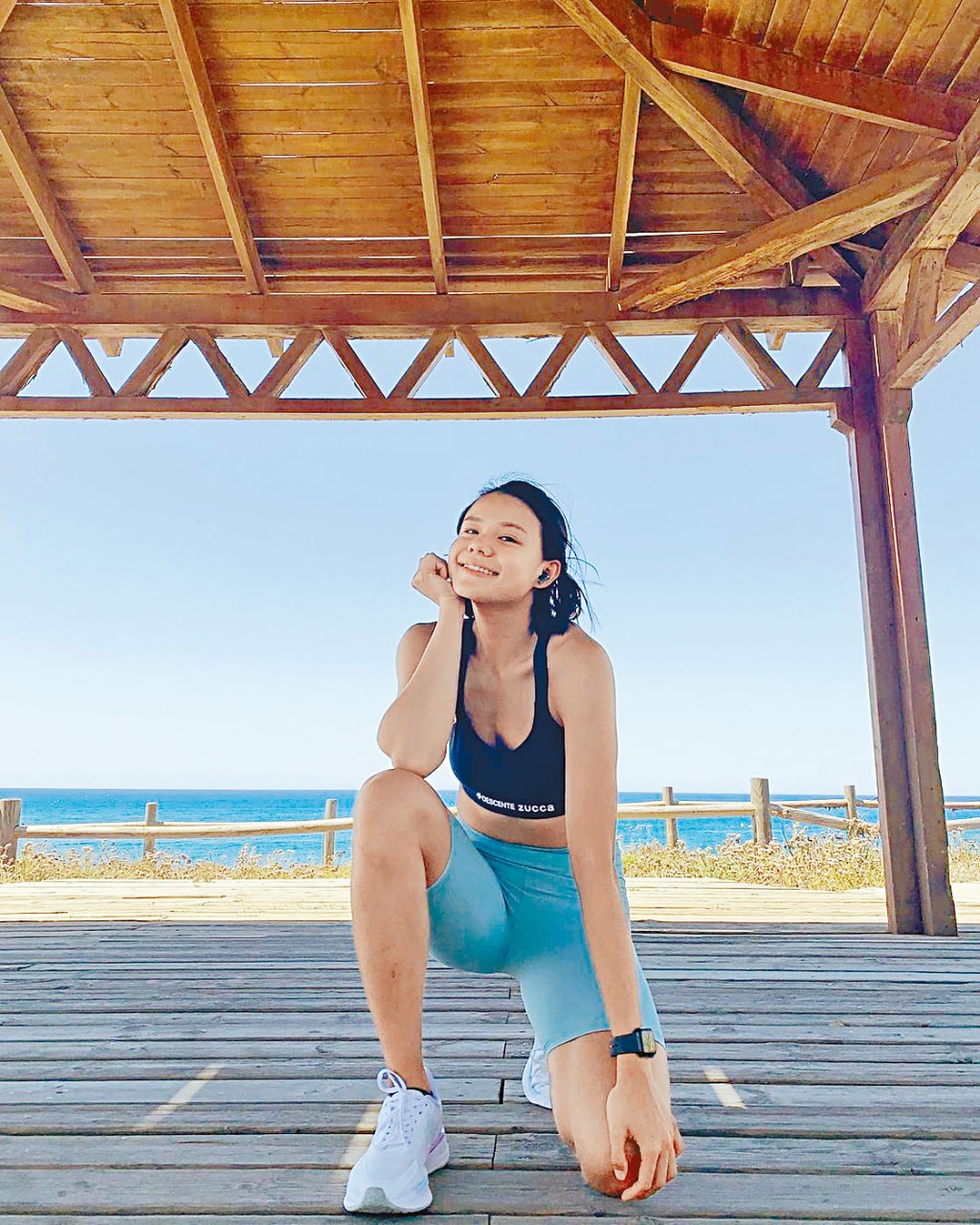 女重劍手連翊希亦在擁有陽光與海灘的艾美利亞留影，獲不少網民讚靚人靚景。