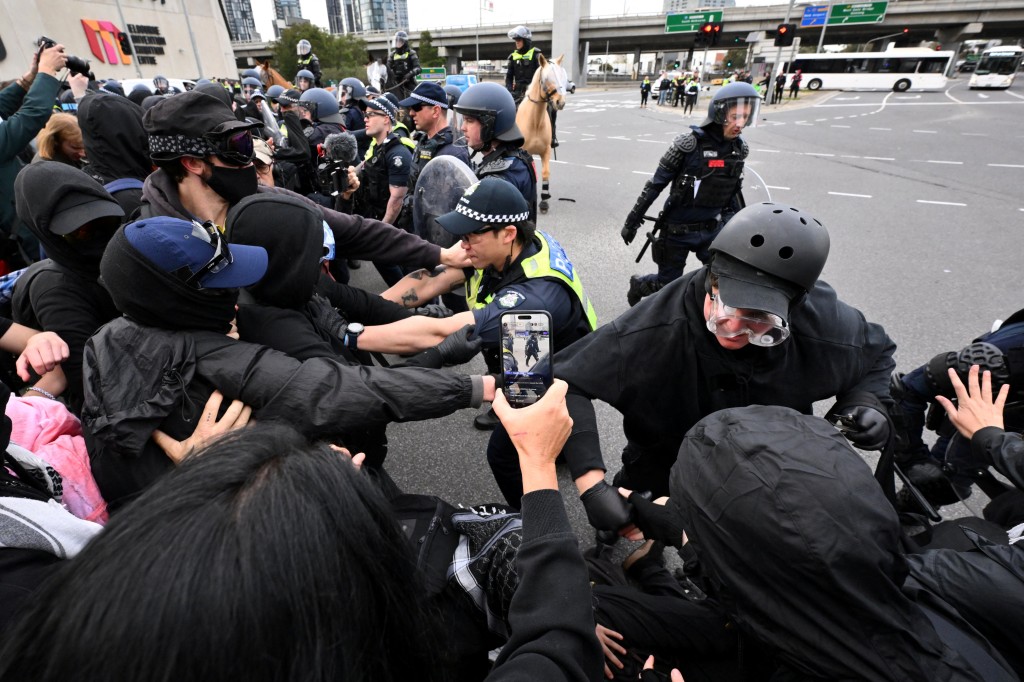 辩论场外爆发亲巴示威。（路透社）