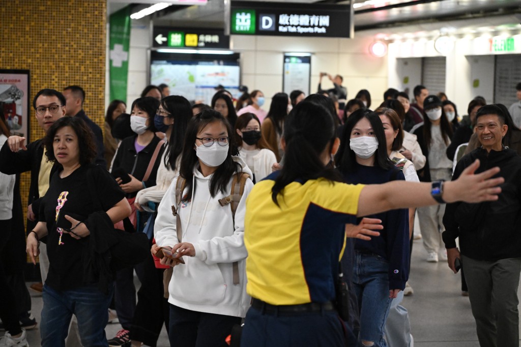 港鐵職員在場指示。