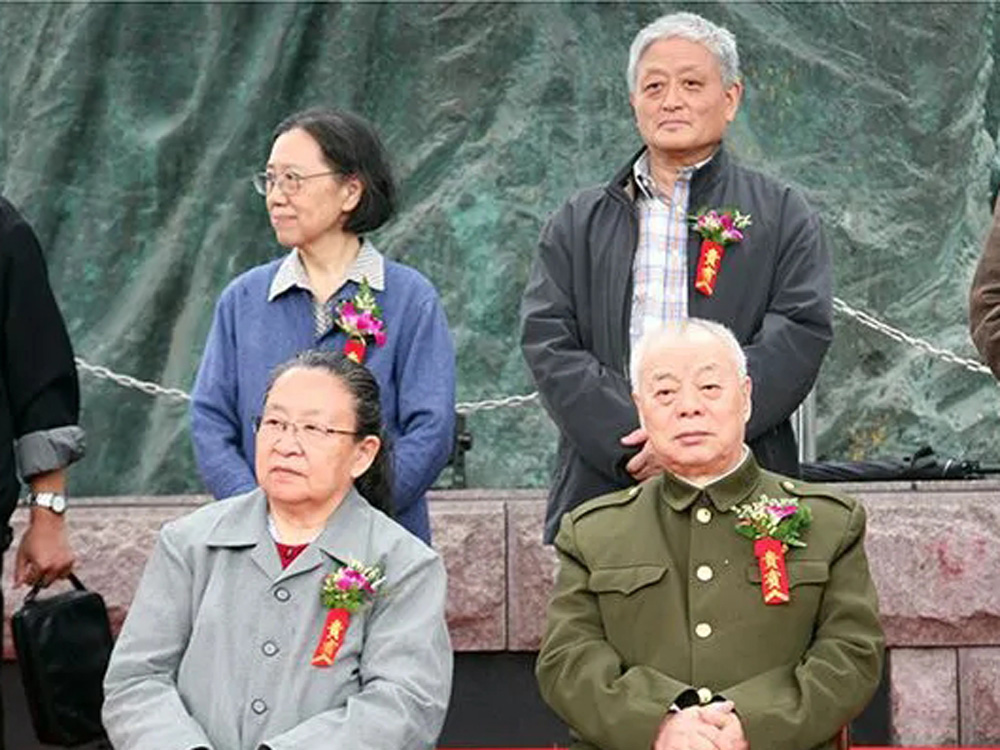 毛澤東女兒李訥（前排左）、女婿王景清（前排右），周恩來侄女周秉宜（第二排左）等，在五四文化博物館開館儀式上。（網圖）